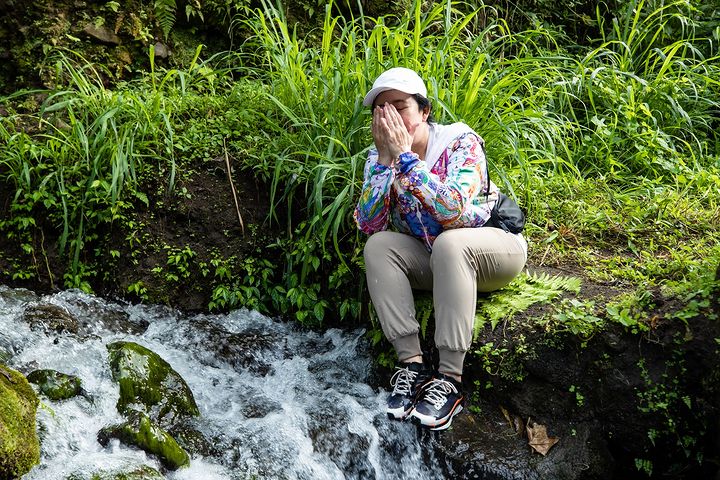 Potret Ketua DPR RI, Puan Maharani tampak asyik trekking menjelajahi keindahan alam di kawasan wisata populer Jogja.