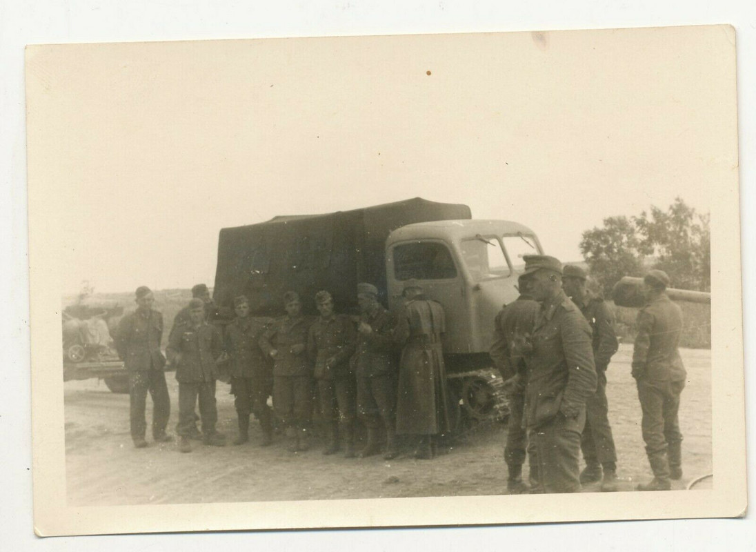 Orig. Foto Panzerjäger Soldaten Pak Raupenschlepper Ost Smolensk 1943.