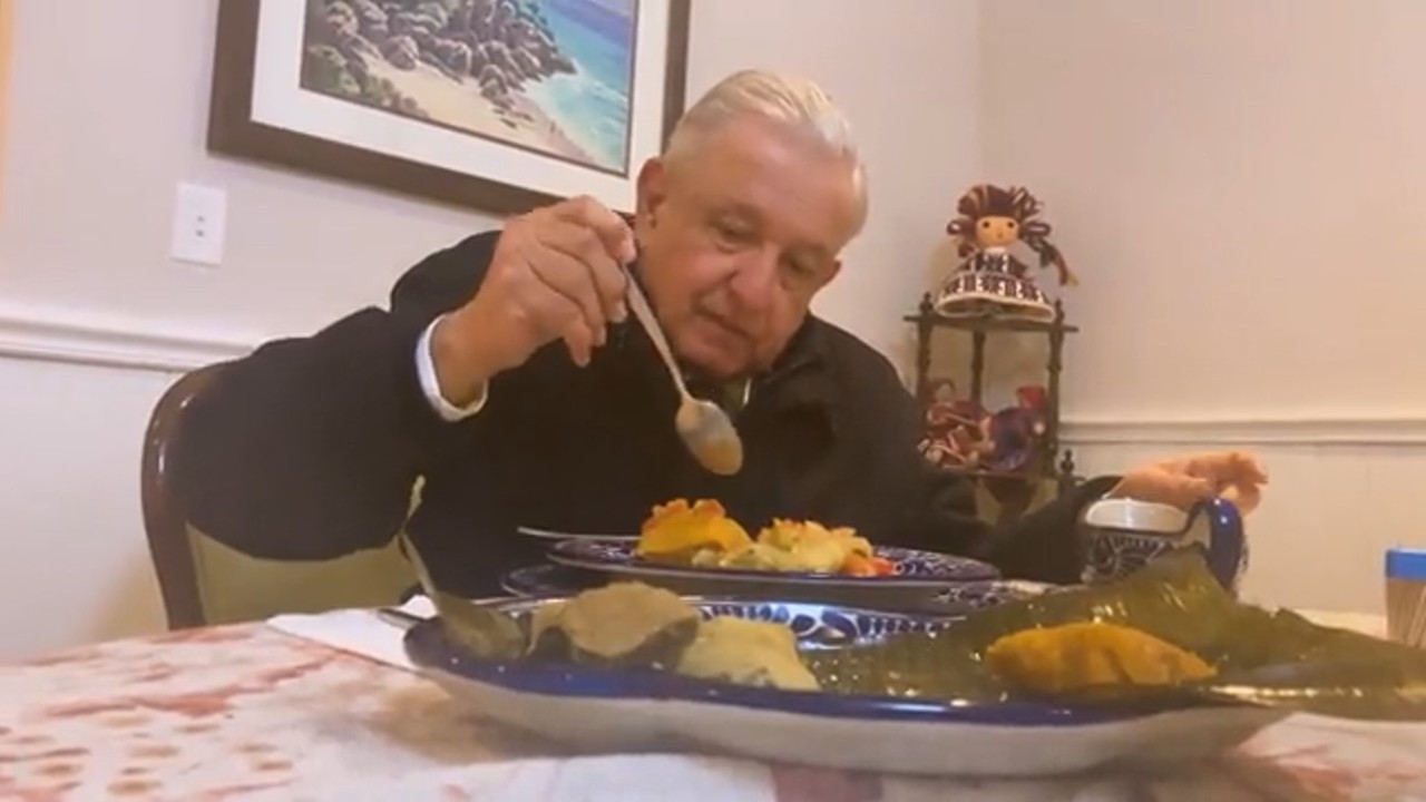 AMLO come tamales el Día de la Candelaria, “bendita tradición”