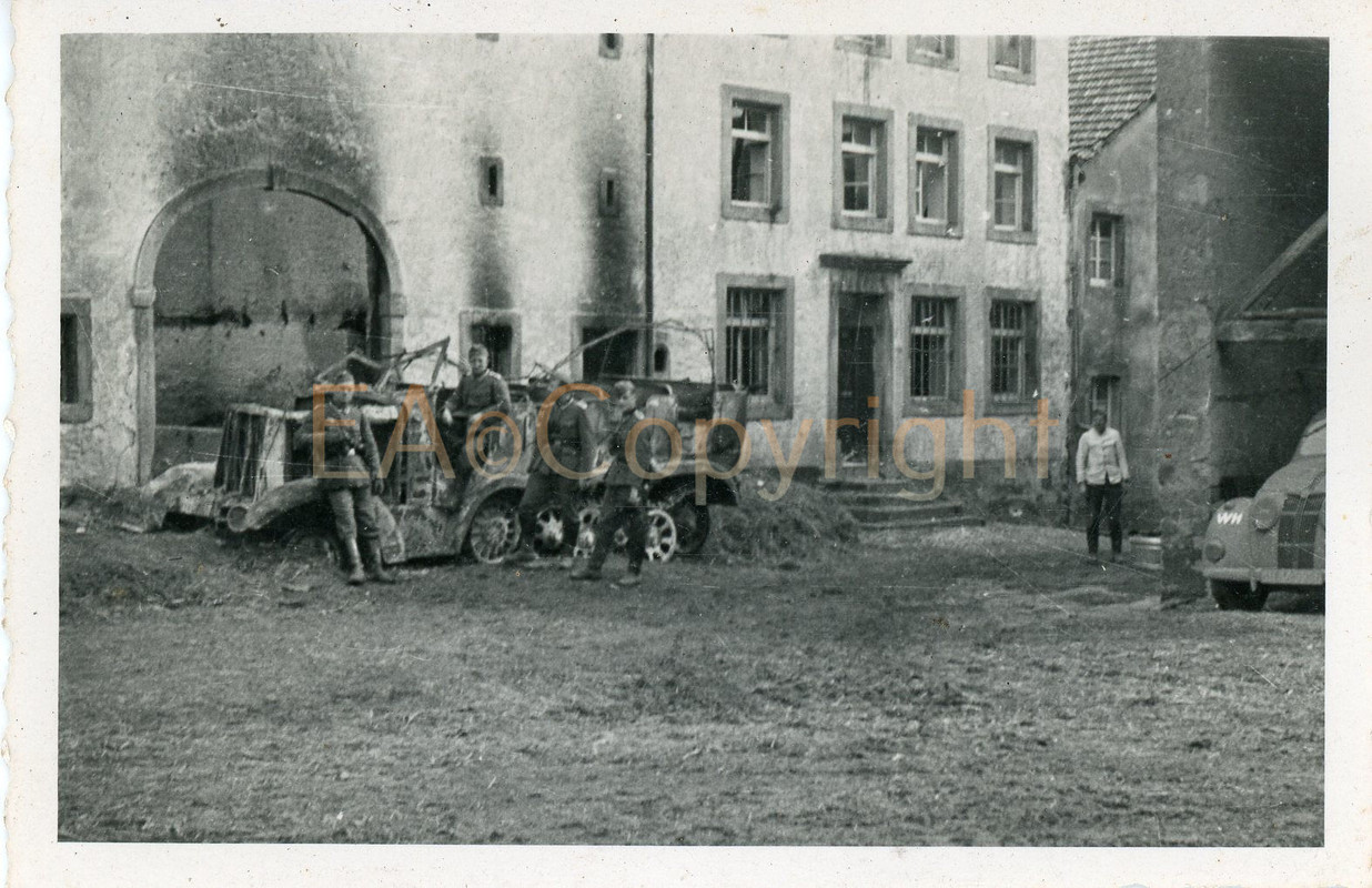 Russland Kämpfe Halbkette Beute PKW Auto aus Fra