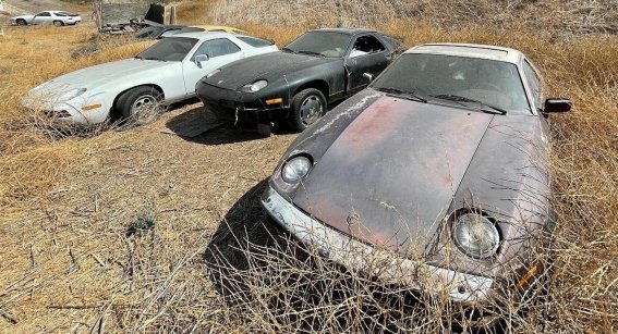 Porsches son abandonados en un desierto en medio de la nada