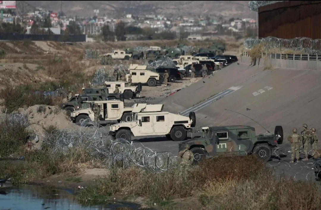 assortment-of-us-military-vehicles-at-us-southern-border-v0-x2z9q117euye1.webp