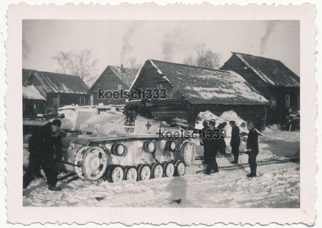 Foto Soldaten der Luftwaffe am Sturmgeschütz Panzer mit Schneetarnung im Osten