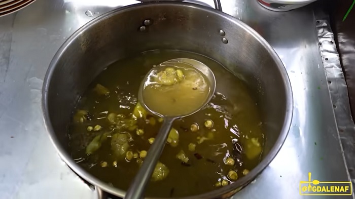 Kuah kaldu kaya rempah yang disajikan bersama potongan ketupat dan sate.