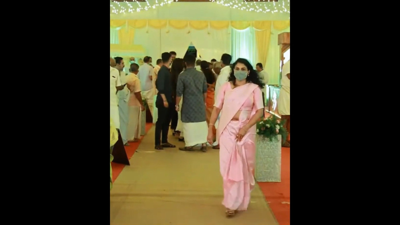 Malayali lady casually show open navel in pink saree mp4 snapshot 00 05 939