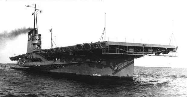 Les porte-avions des Grands Lacs Wolv-1942-08-22-underway-chicago-harbor