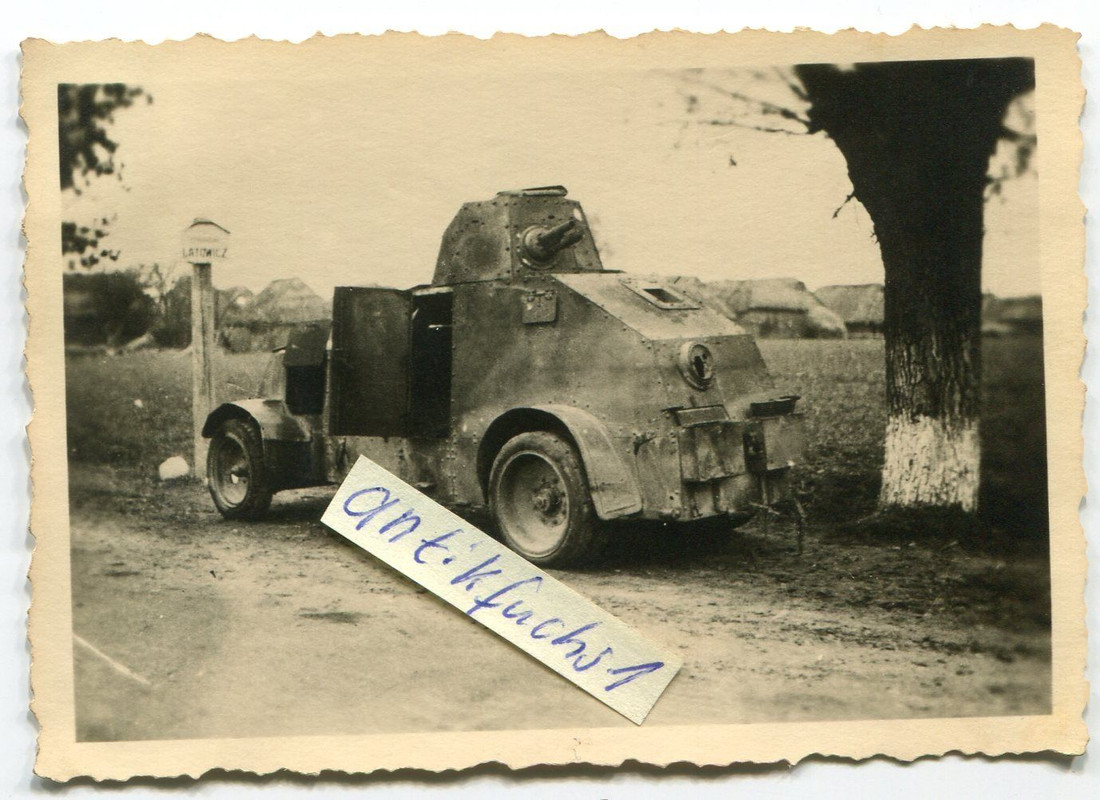 Schützen-Panzer aus Polen vor Orts-Schild Latowi