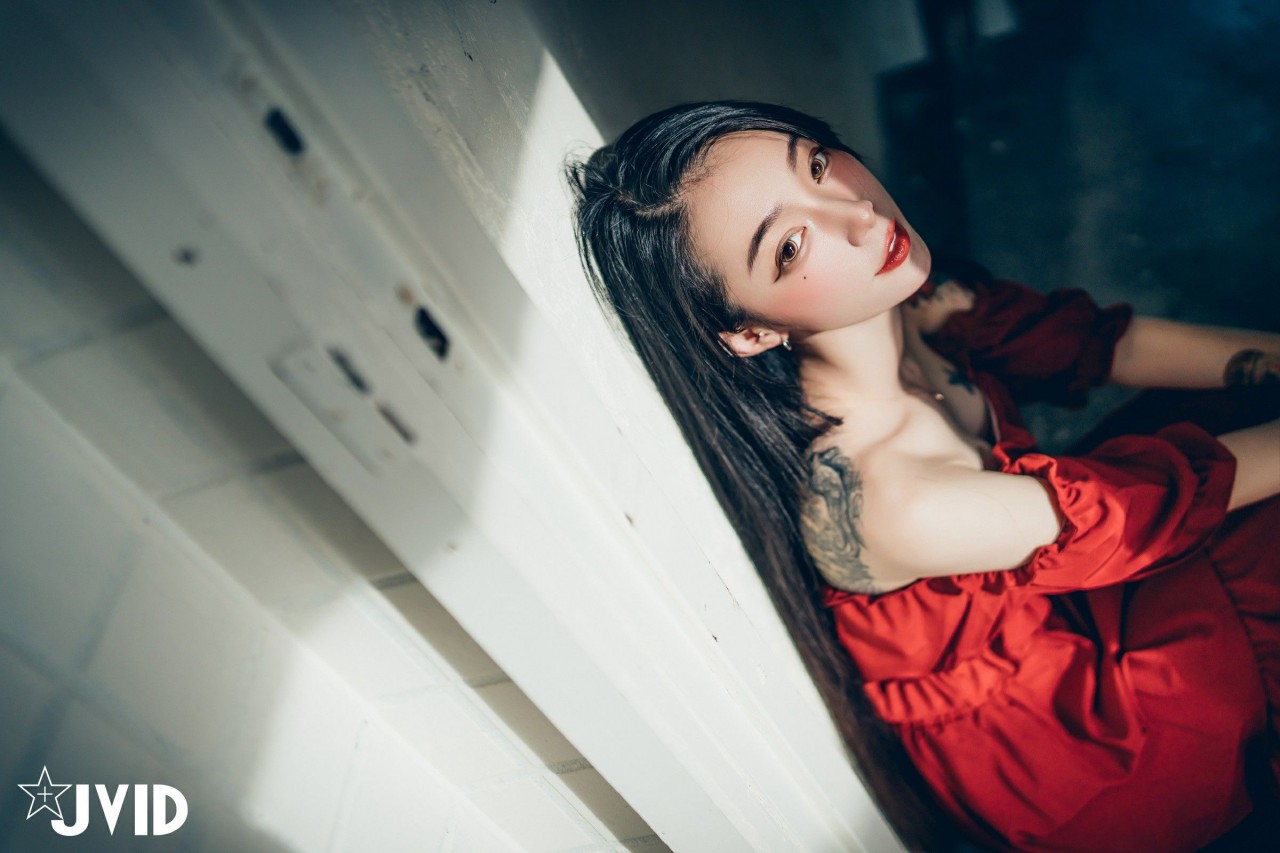 jvid 飄 飄《女神比基尼》美女写真，躺在浴缸场景，尽显性感姿态插图8