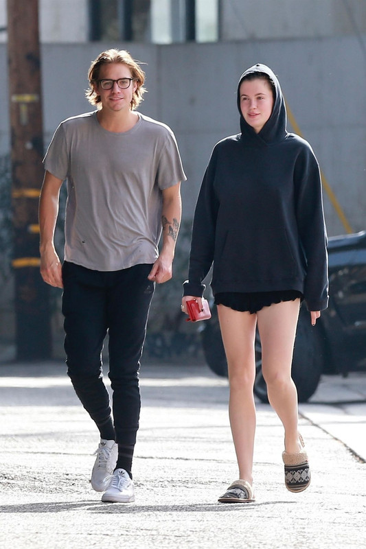 ireland-baldwin-and-noah-schweizer-out-for-lunch-in-los-angeles-