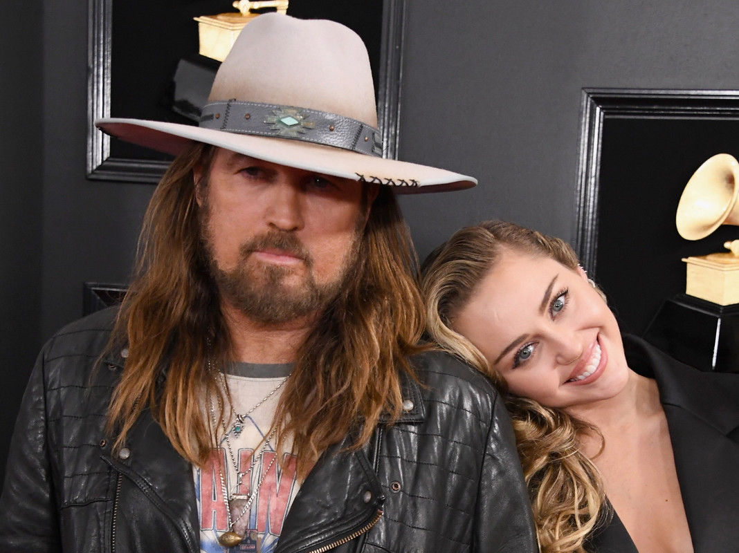 Tunden al papá Miley Cyrus por comprometerse con una joven menor que la cantante