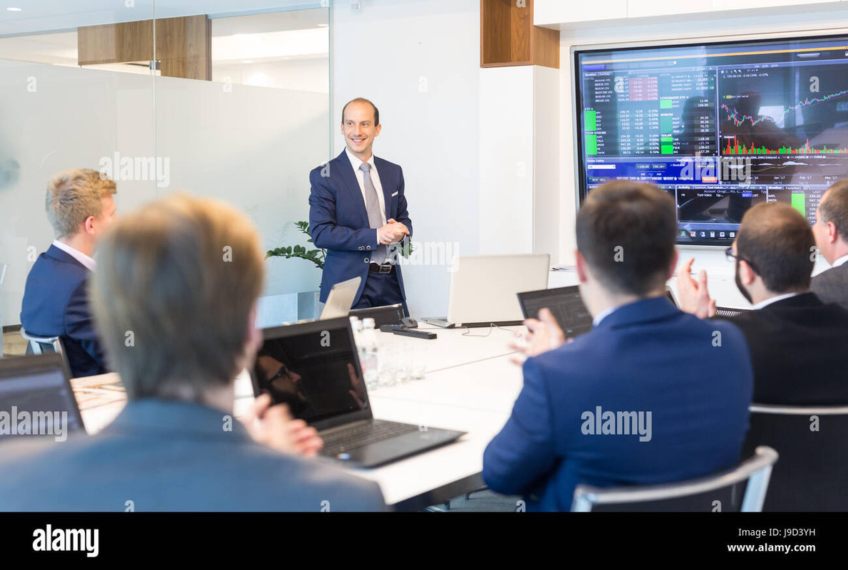 [Obrazek: business-presentation-on-corporate-meeting-J9-D3-YH.jpg]