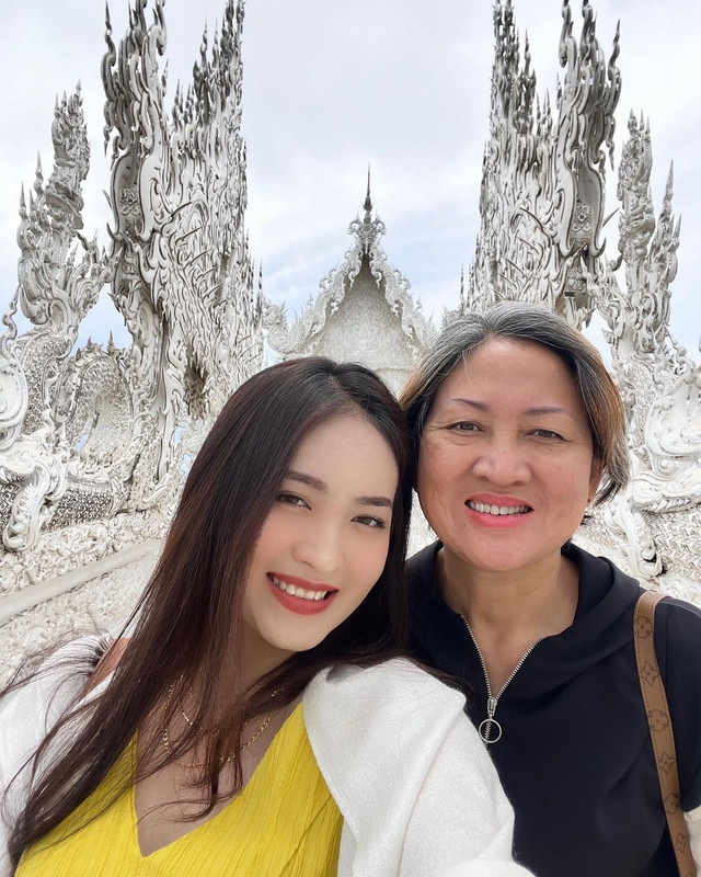 Pesona kecantikan Natasha Wilona saat menikmati momen liburan di negeri gajah, Thailand.