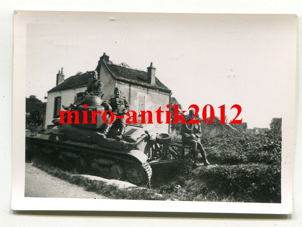 Foto, Wehrmacht, zerstörter frz. Panzer in Montb
