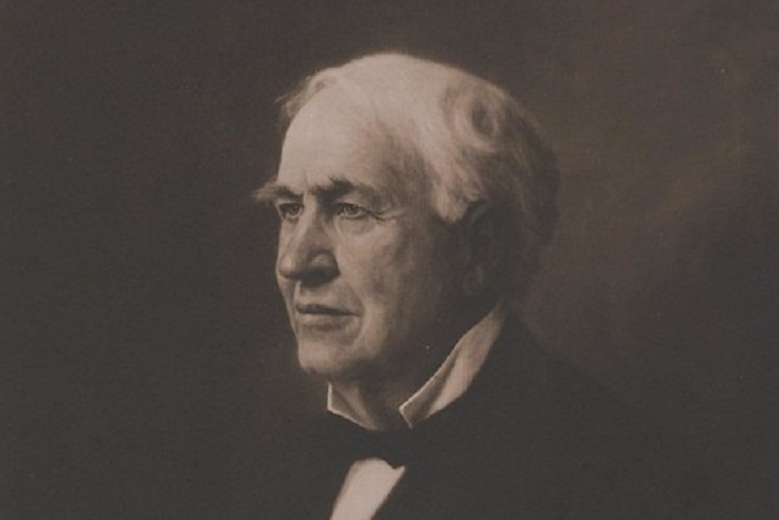 Thomas Edison, yang lahir pada tahun 1847, adalah seorang ilmuan terkenal Amerika yang dikenal sebagai penemu bola lampu, fonograf dan film.