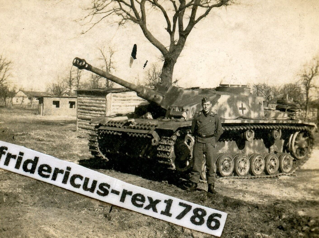 Foto WH Ostfront StuG Sturmgeschütz mit Tarn Anstrich camo an der Front 1943
