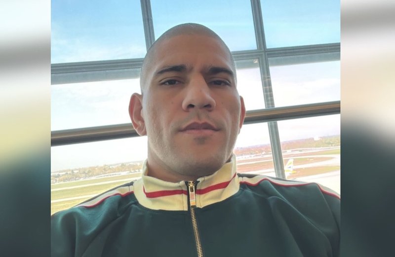 Алекс Перейра кацна в Лондон, за да гледа събитието на UFC