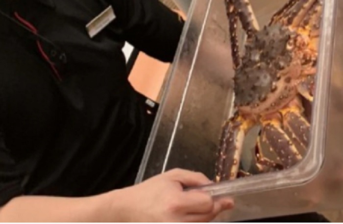Olahan kepiting Raja Alaska yang ada di Seafood Paradise