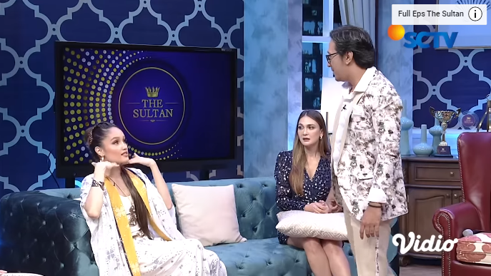 Cinta Laura saat jelaskan gaya rambut ibunya mirip dengan Yuni Shara