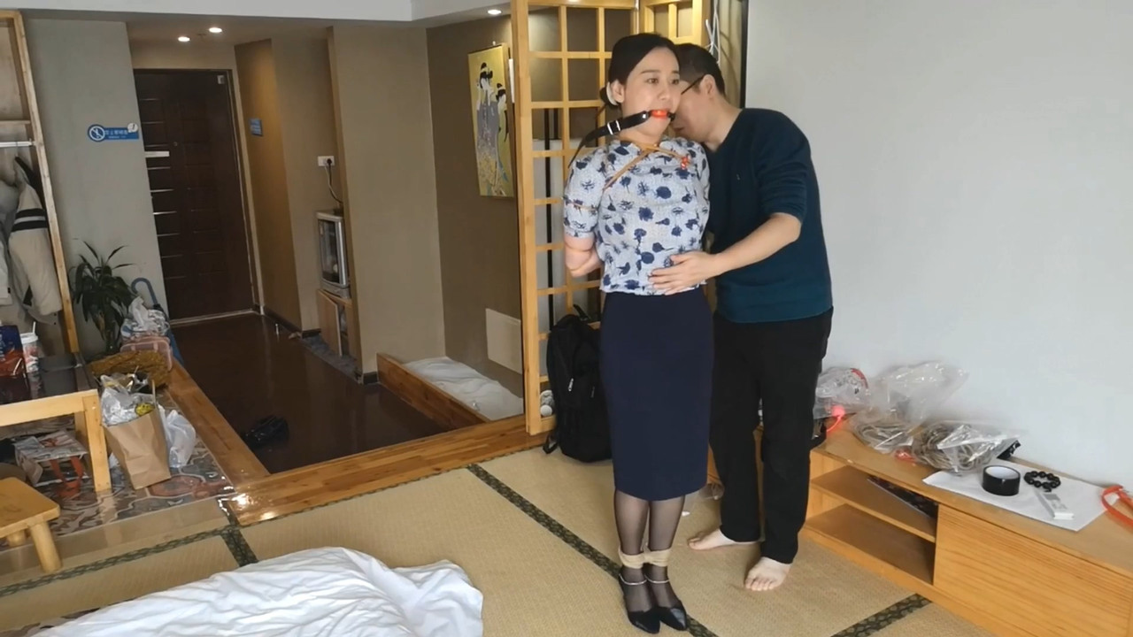 随心原创 驷马紧缚的黑丝空姐.mp4_20210916_130259.490