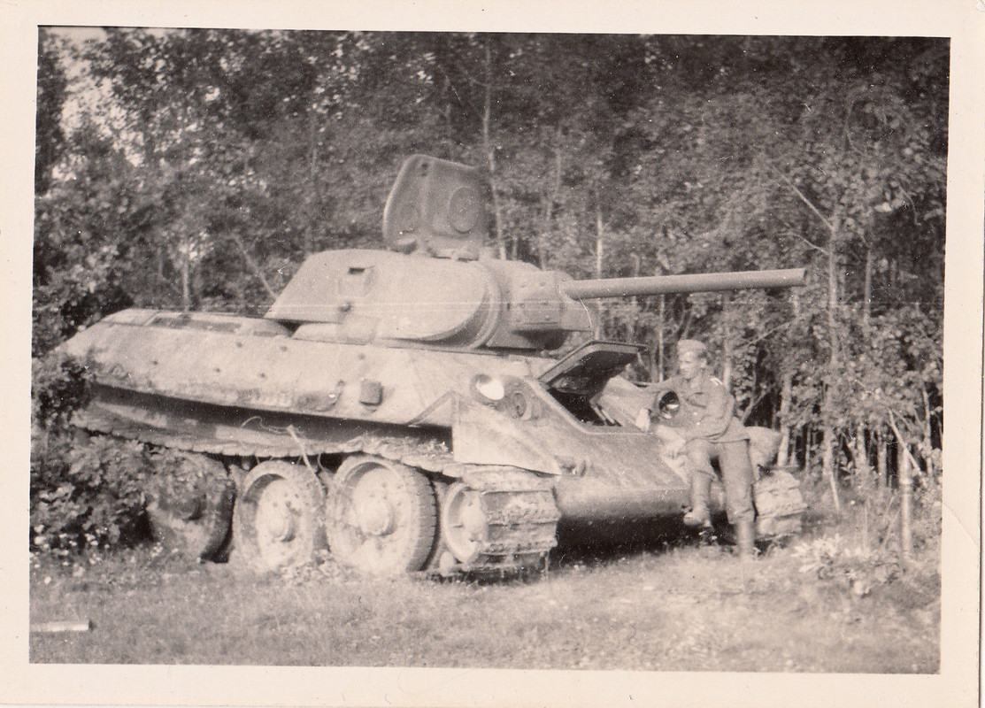 Wehrmacht Rußland Landser & russischer Panzer T-34 Tank BEUTE