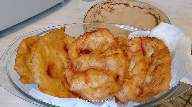 https://i.postimg.cc/yx92ZNrH/langos-palacsinta-20250301.jpg