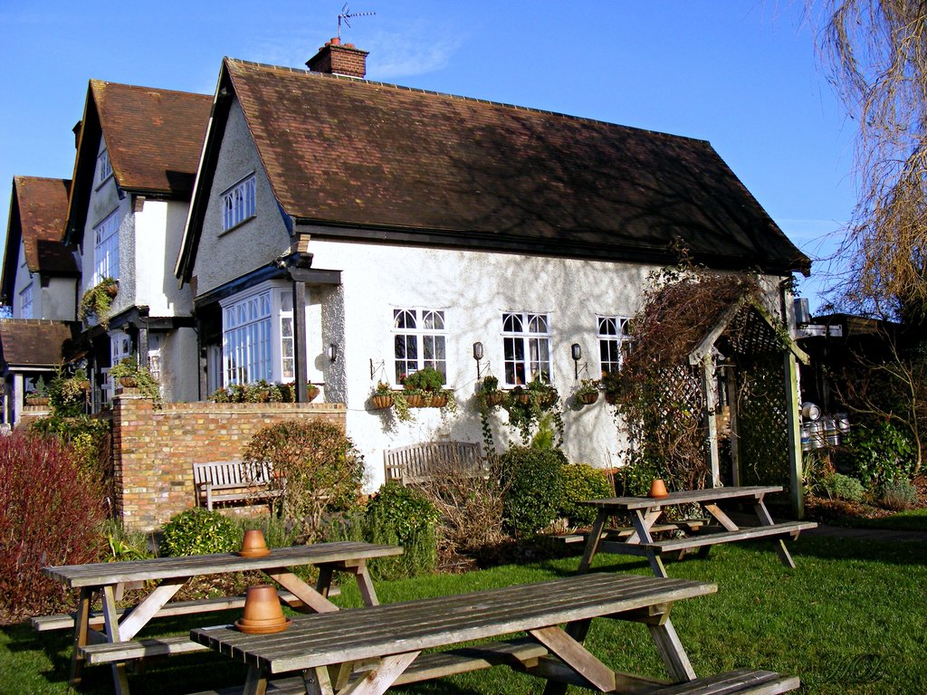pub-outside-garden-HD.jpg