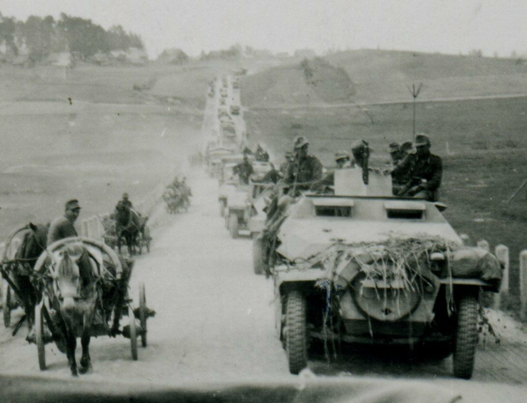 Foto Rückzug aus Borisiow Weißrussland 44 WH Kolonne SdKfz Fuhrw
