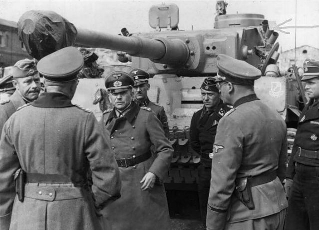 Guderian, como Inspector General de las Fuerzas Acorazadas, revisando el nuevo Panzer VI Tiger de una compañía blindada de las Waffen SS