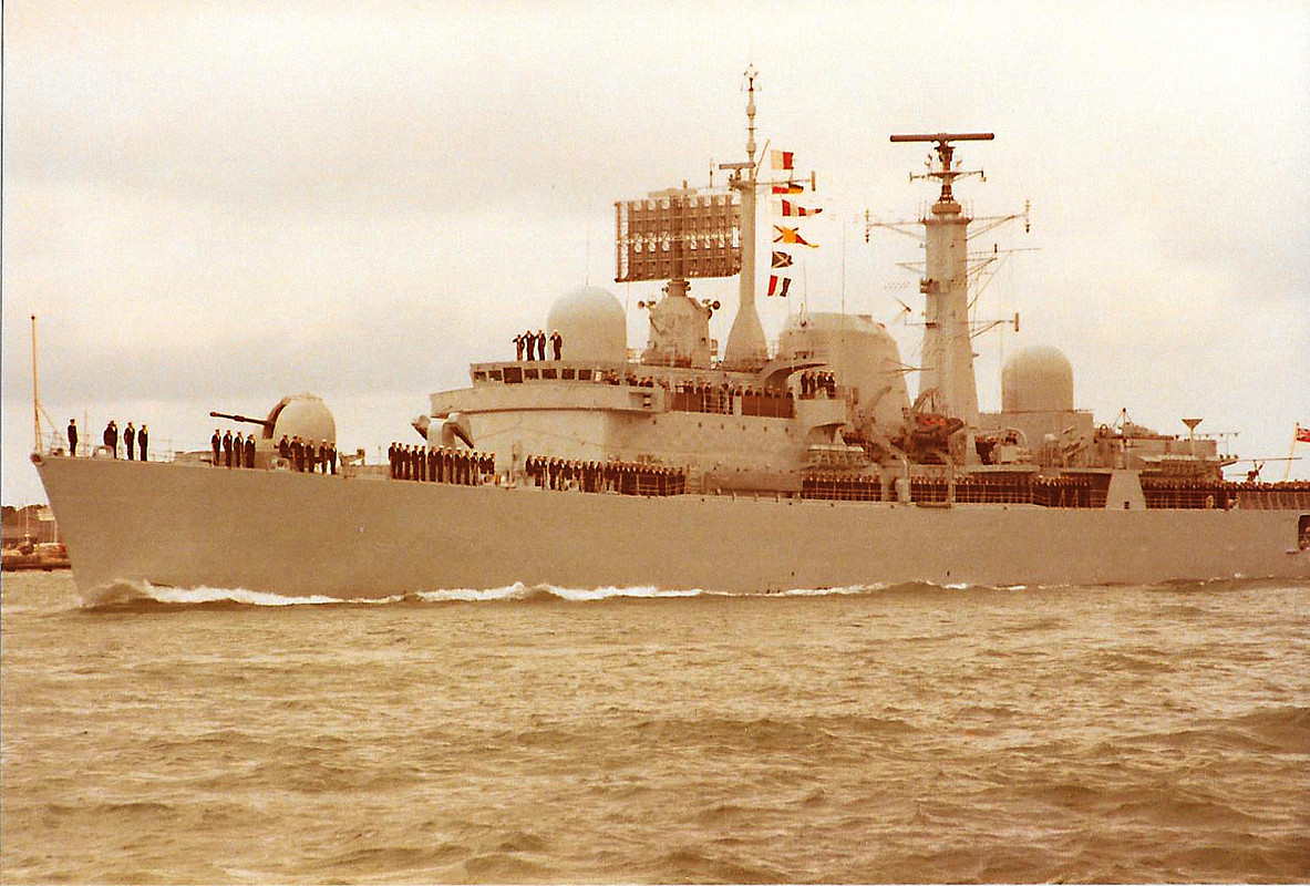 HMS Birmingham (D.86) направляется на Фолкленды, 17 июня 1982
