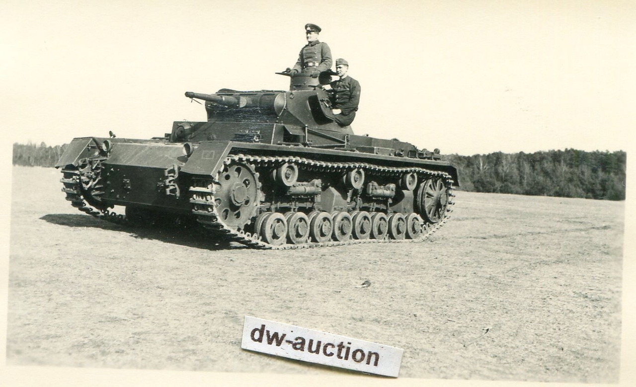 Panzer mit Kennung im Gelände