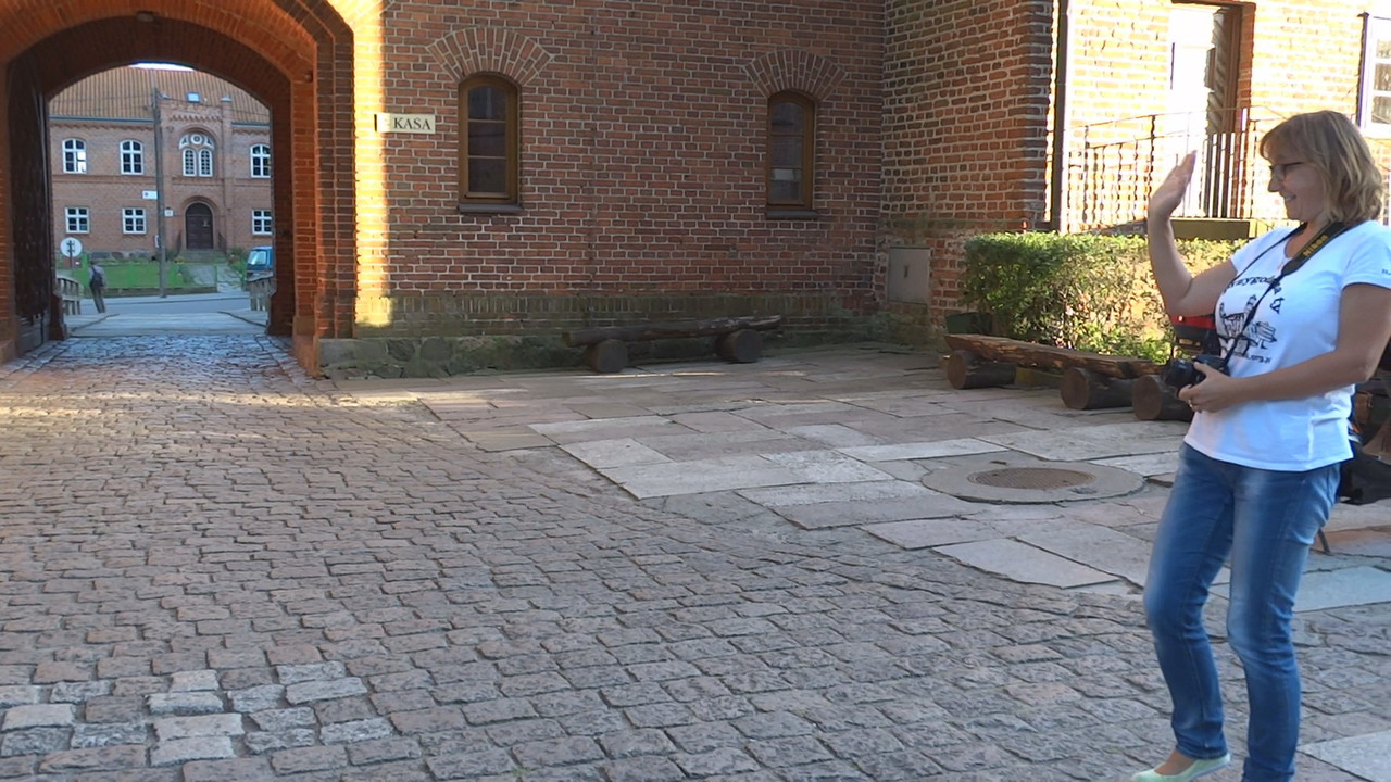 33.19 - Scenku na katedralnym dziedzińcu_001769