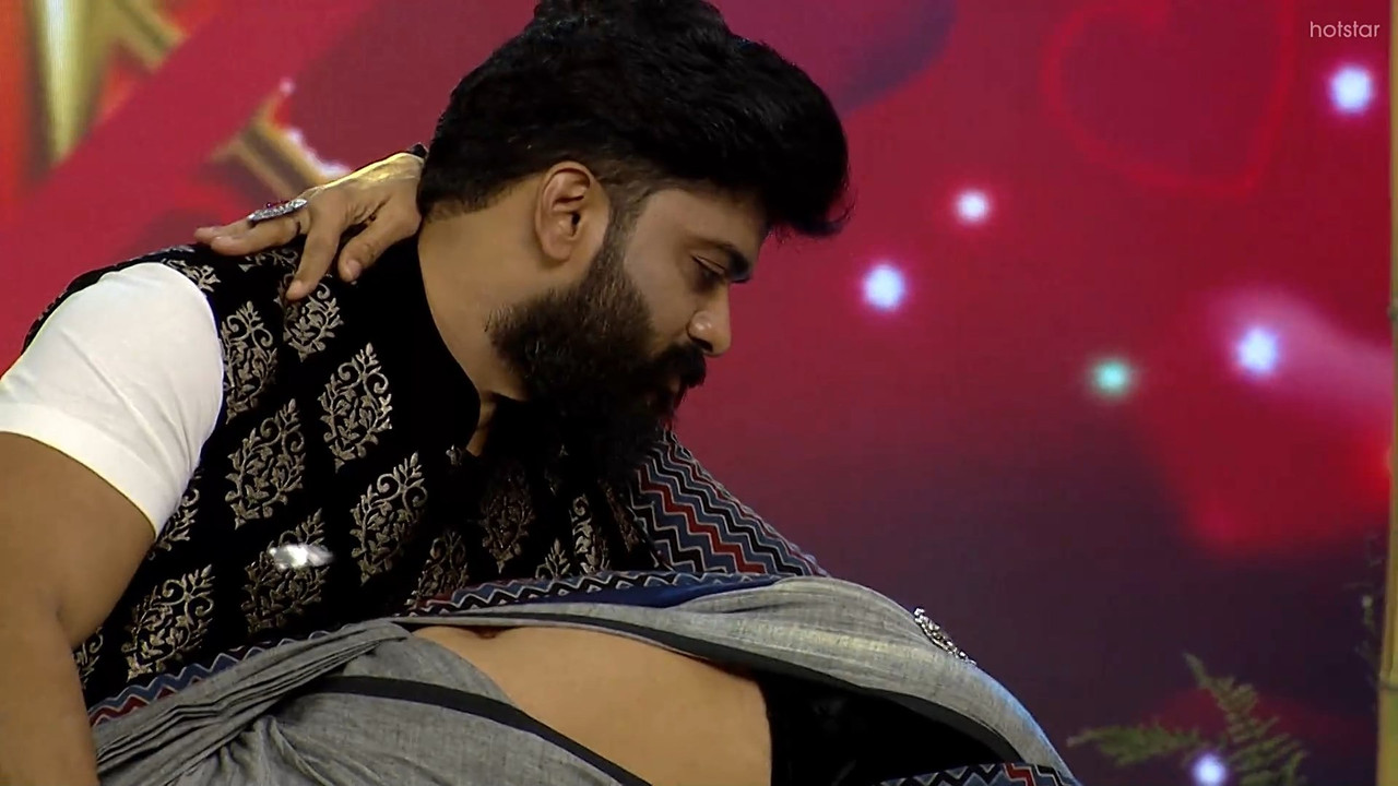 Shweta Menon Sizzling Navel show in Saree-Comedy Stars.mkv_snapshot_02.32.285