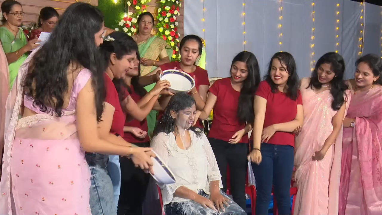 Cute mangalore chubby girl huge boobs and nipple pokie and other lady navel in saree.mp4_snapshot_01