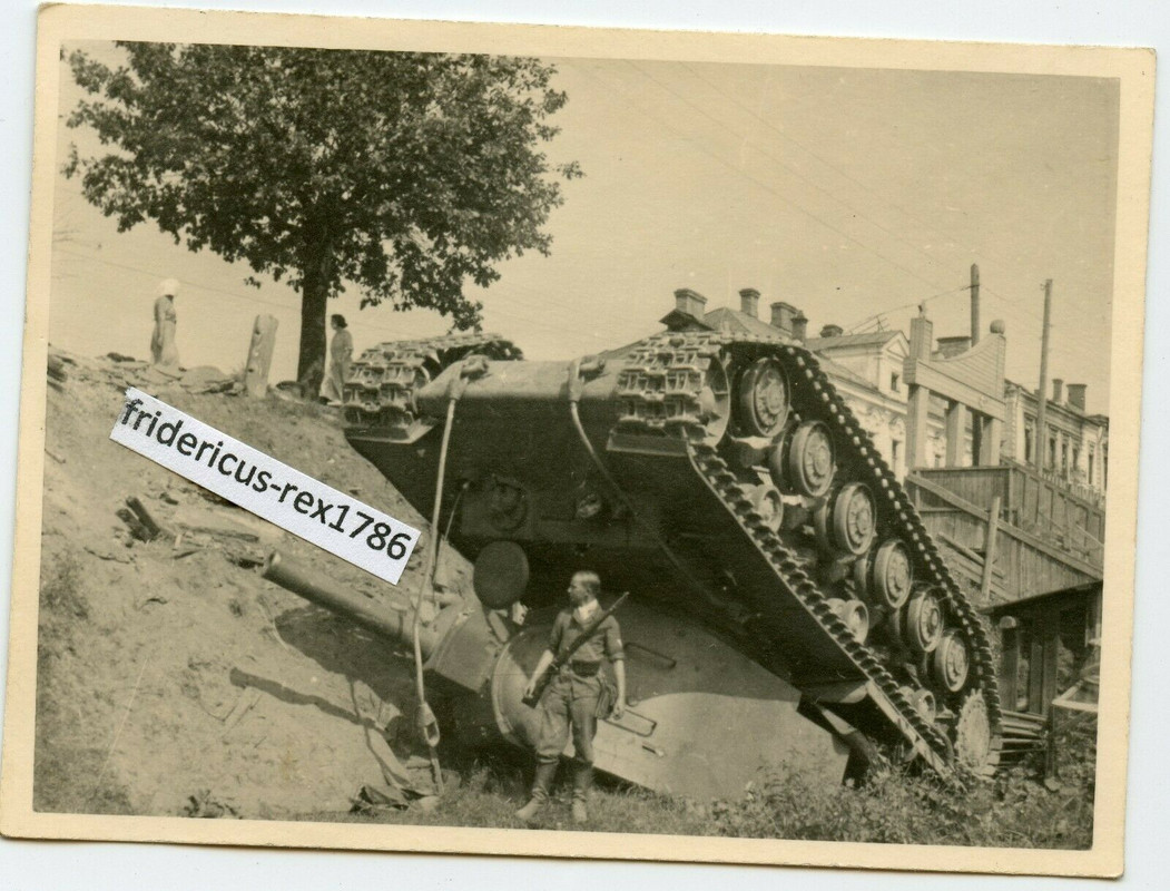 Foto Ostfront sowjetischer Panzer Tank KW-2 КВ-2 liegt auf den Kopf HKL