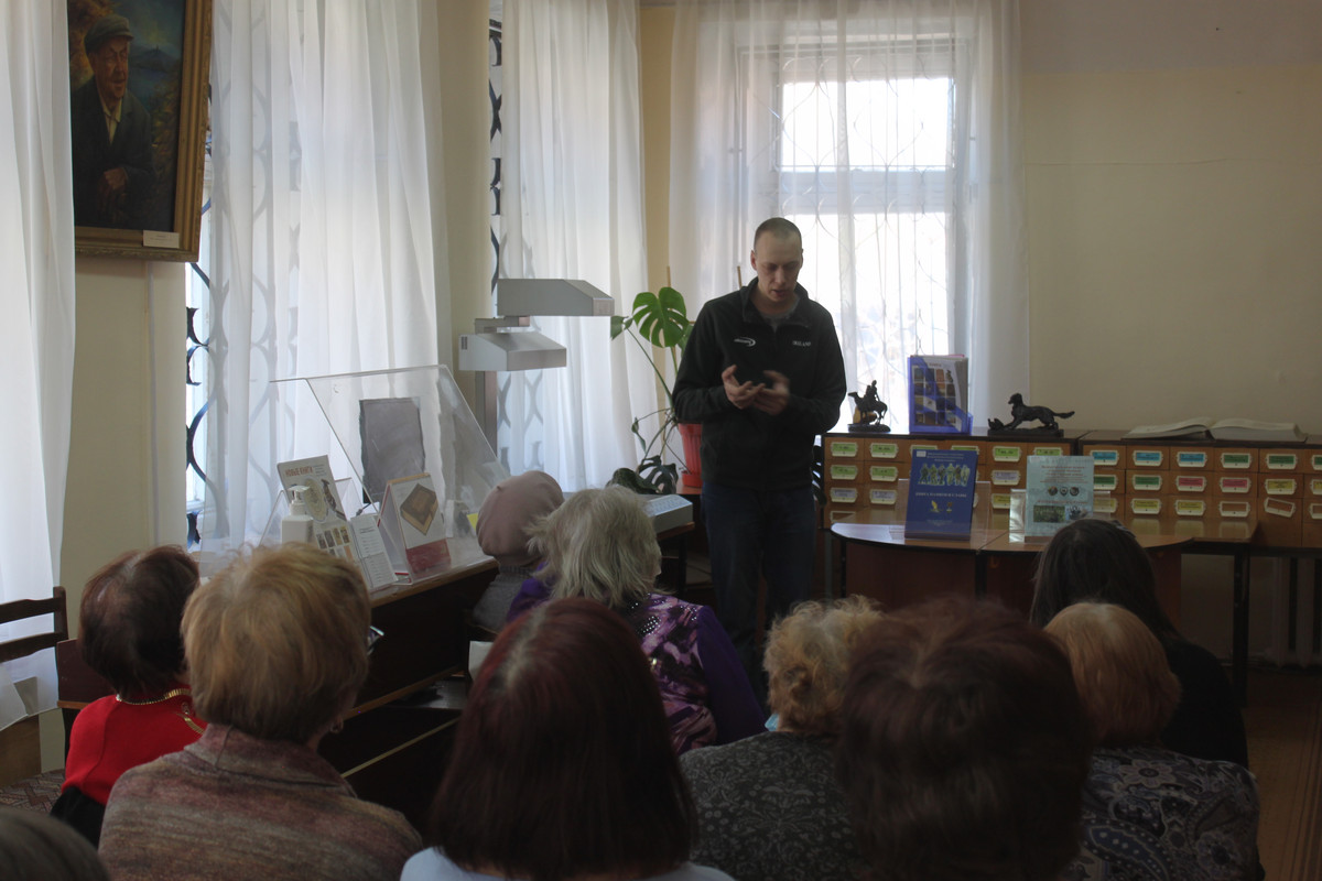 Преподаватель Нижнетагильского медицинского колледжа Р.Ю. Домбровский во время презентации своих кни