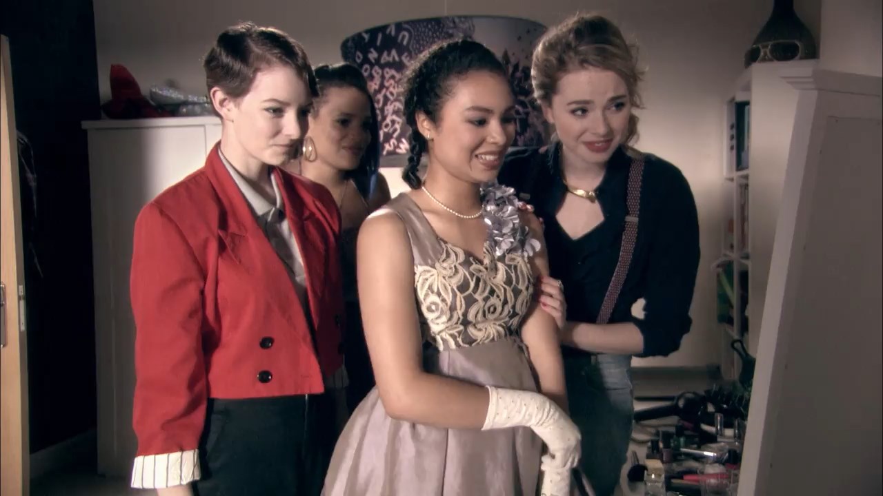 Skins (2011) Season 5 [Hindi + Tamil + Telugu + English] WebRip 480p, 720p ESub - Complete Screenshot