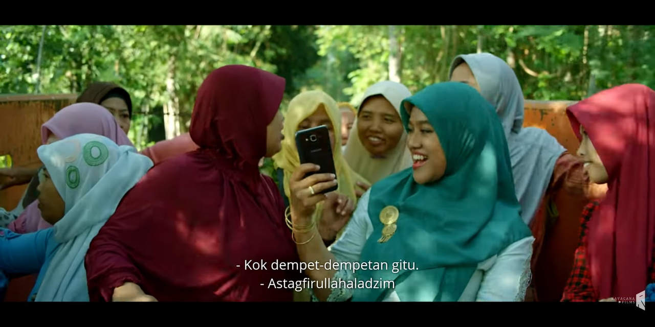 Karakter Bu Tejo di film pendek Tilik yang hobi bergosip