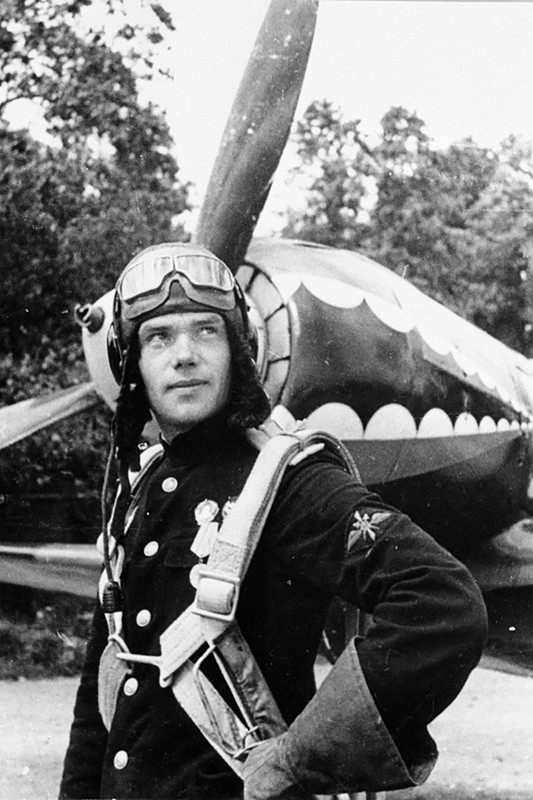 Lavochkin-La-5-4GvIAP-with-Snr-Lt-VM-Dmitriev-with-snake-mouth-July-1943-01