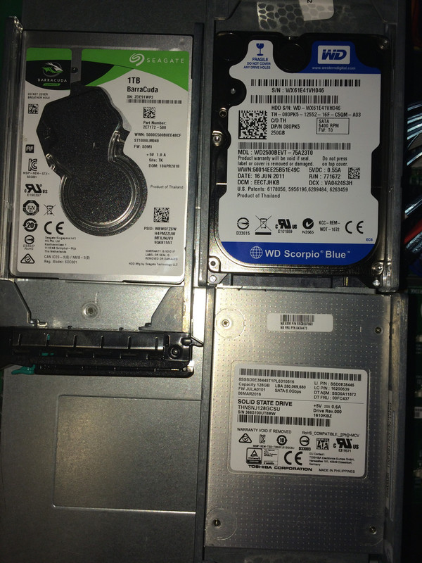 Nonhotpluggable SATA III hard drives in Intel SR2625URBRPR backplane