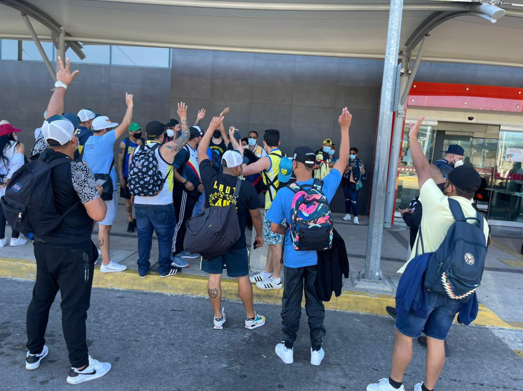 Ex gobernador de Sinaloa viaja con gran cantidad de aficionados del Club América