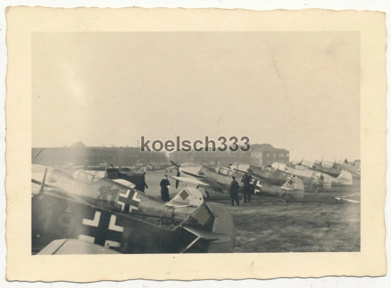 Foto Messerschmitt Bf 109 Flugzeuge vom Jagdgeschwader 27 der Luftwaffe