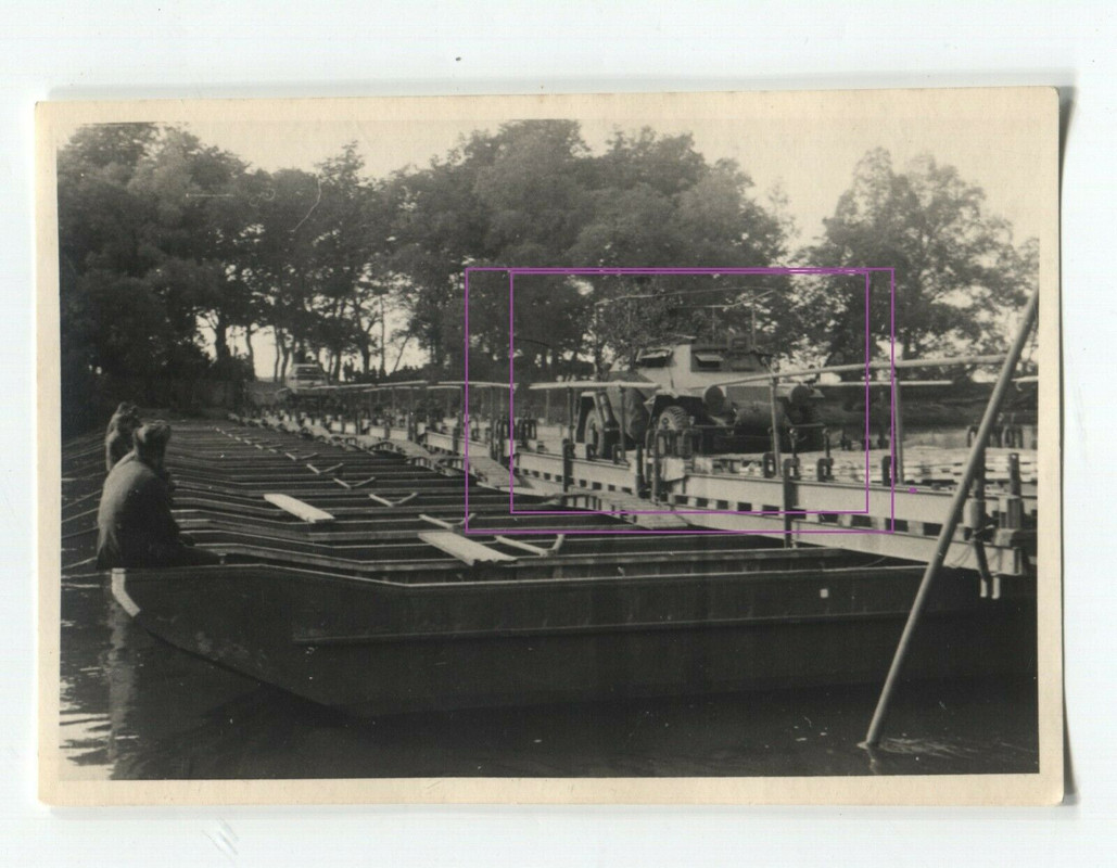 FOTO FUNKER Panzer Spähwagen auf Ponton Brücke 1941 am Fluss BUG Russland