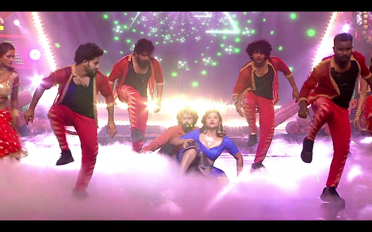 Serial Actress Rithu Chowdary Romantic Wet Boobs & Thighs Pressed