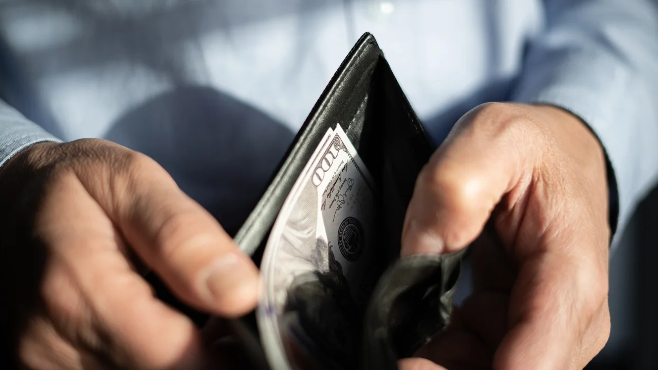 بنك «UBS»: العالم خسر 3.5 مليون مليونير في 2022