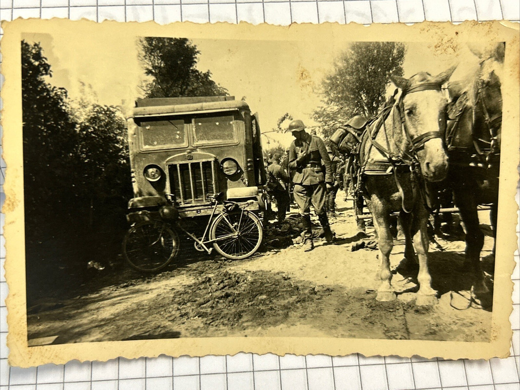 Foto Wk2 Wehrmacht Soldaten Kettenfahrzeug Fahrzeug Geschütz Front (2)