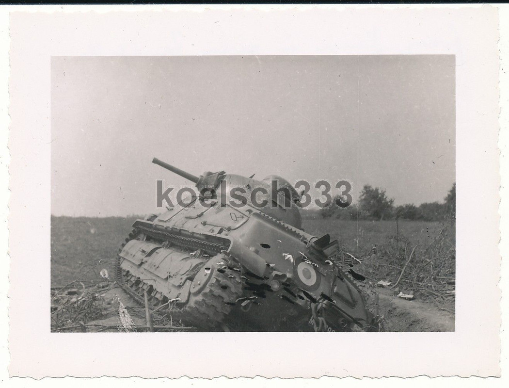 Foto französischer SOMUA Panzer in einer Tankfal