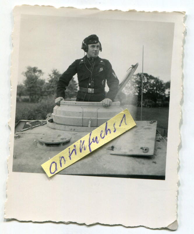 Foto - WH-Panzer-Kommandant im schweren Panzer Typ IV mit Seitenschürzen im 2.WK