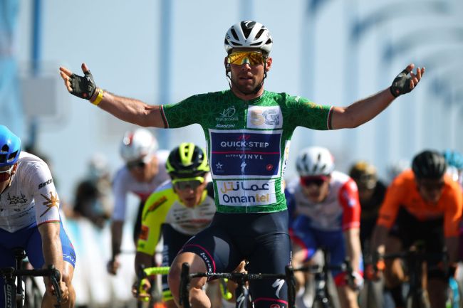 Mark Cavendish vince a Suhar Corniche (foto: Getty Images)