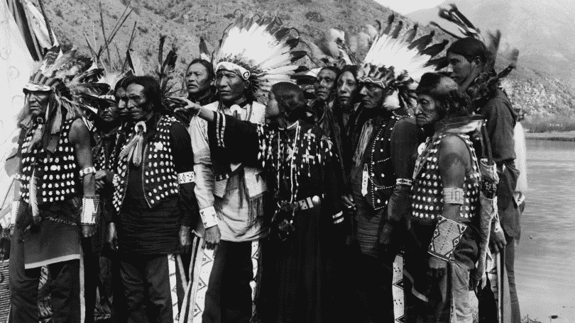 Grupo indígena norte-americano em paisagem tradicional — fotografia representativa