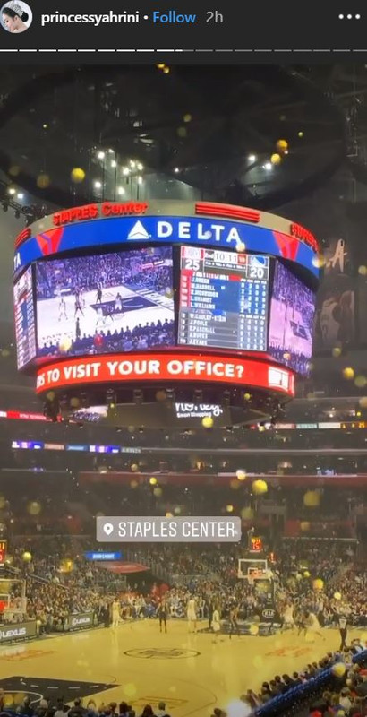 Syahrini dan Reino Barack nonton basket di Staples Center